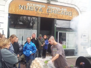 Buying a sausage, note the name Nueva Chicago, the nickname for the Mataderos neighborhood